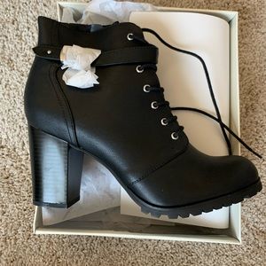 Style & Co bootie heel lace up size 9